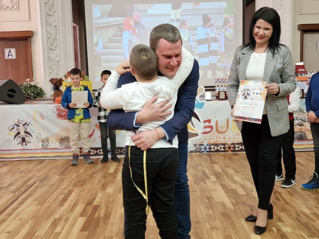 Професионалната гимназия по техника и строителство „Арх. Йордан Миланов“ взе златния приз от детската „Сурвакариада“ в Перник
