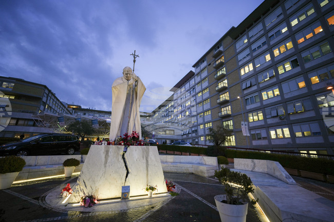 Състоянието на папа Франциск продължава да е критично, съобщи Ватиканът