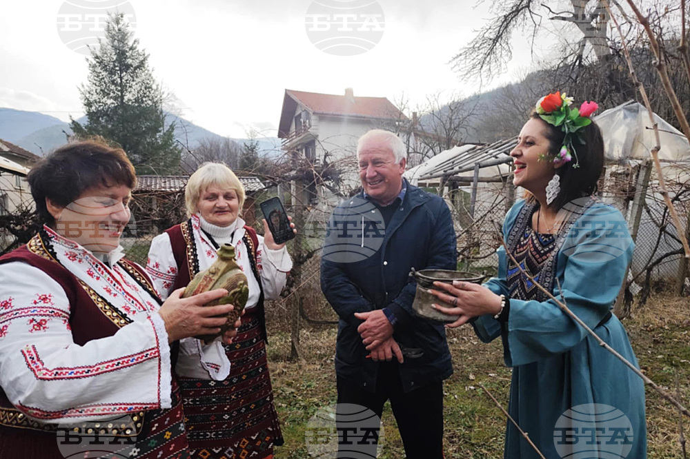 Цар на лозята избраха в монтанското село Дълги дел на празника Трифон Зарезан