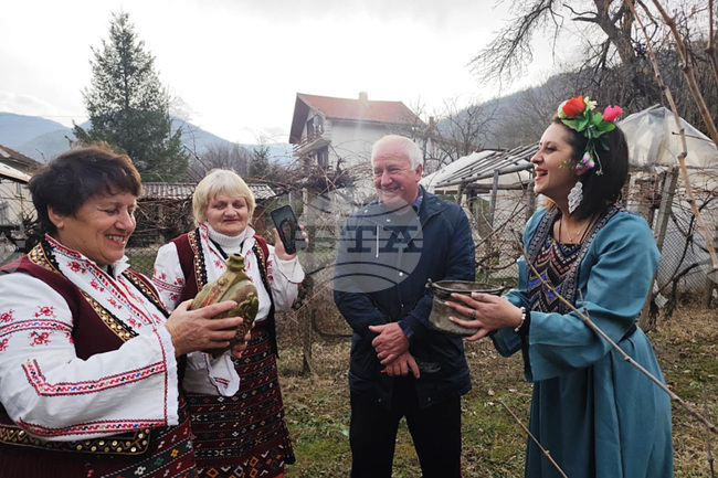 Цар на лозята избраха в монтанското село Дълги дел на празника Трифон Зарезан