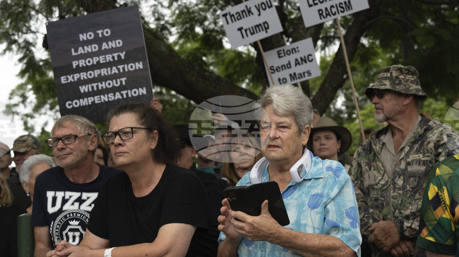 САЩ ограничават приема на бежанци; дават предимство на белите южноафриканци 