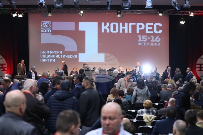 Осем станаха оттеглилите се кандидати за председател на БСП, деветима остават в надпреварата