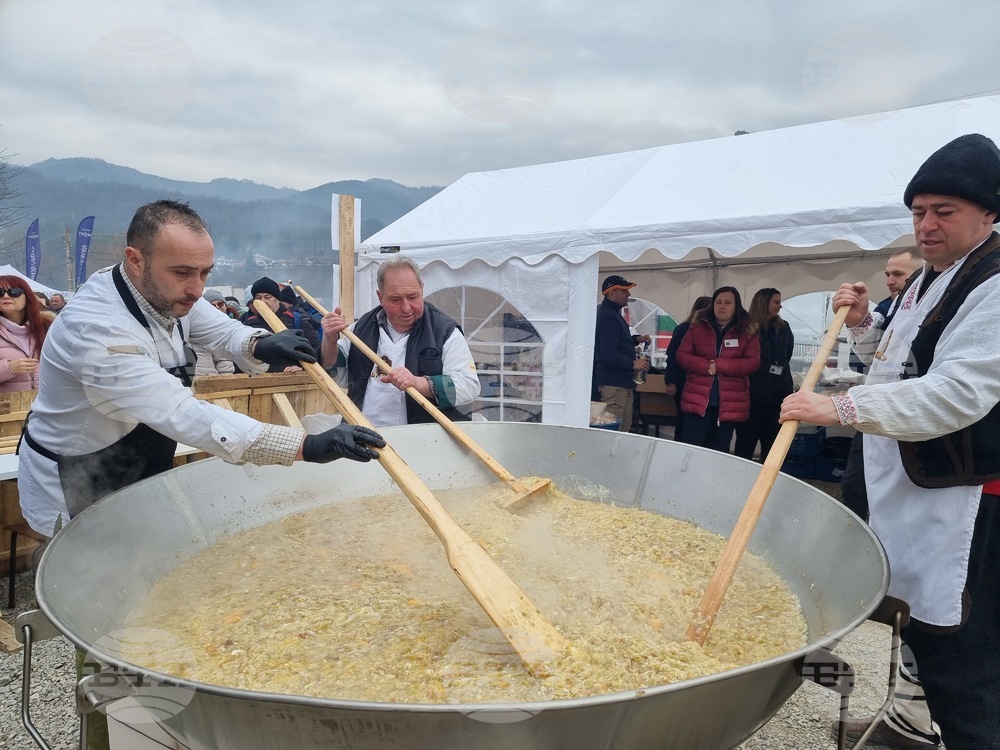Thousands Gather in Apriltsi for Culinary Festival of Bacon and Mulled Rakia