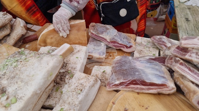 Празникът на сланината и греяната ракия в Априлци привлича посетители с кулинарни традиции и музикални изпълнения