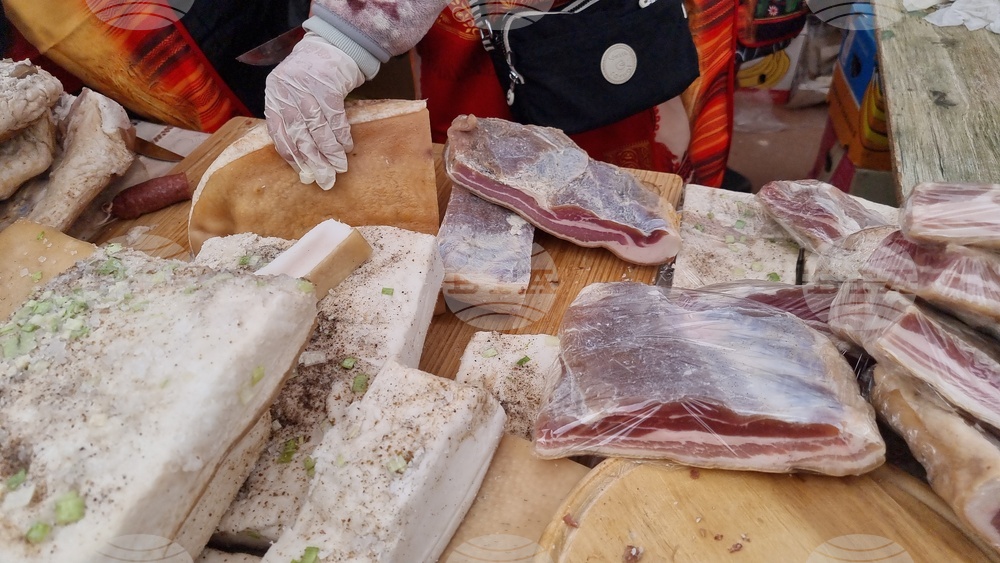 Празникът на сланината и греяната ракия в Априлци привлича посетители с кулинарни традиции и музикални изпълнения