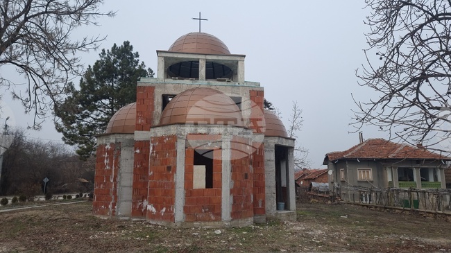 В плевенското село Искър градят параклис изцяло с дарения