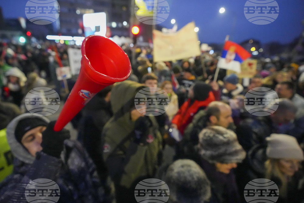 Преподаватели охраняват студенти по време на протест; инцидент в Студентския културен център в Белград