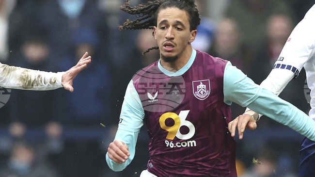 Английската футболна асоциация подвигна обвинение на играч на Бърнли за плюене по феновете на Лийдс