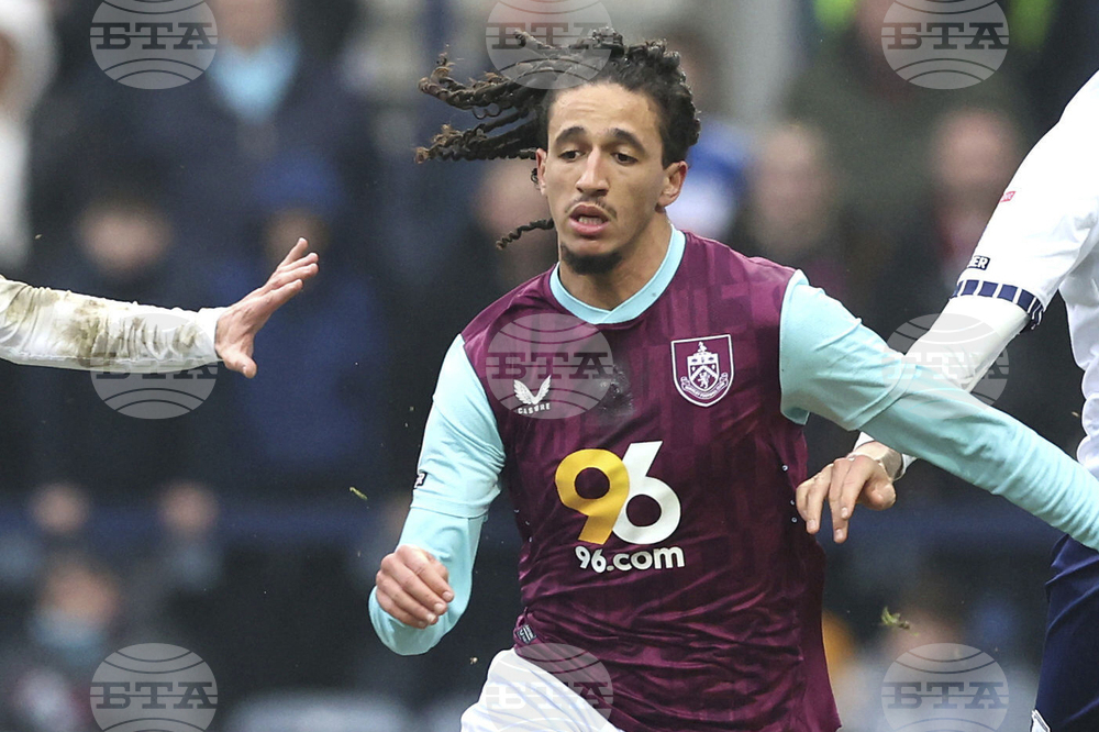 Футболната асоциация в Англия разследва халфа на Бърнли Ханибал Межбри, който е наплюл фенове на Лийдс