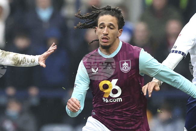 Футболната асоциация в Англия разследва халфа на Бърнли Ханибал Межбри, който е наплюл фенове на Лийдс