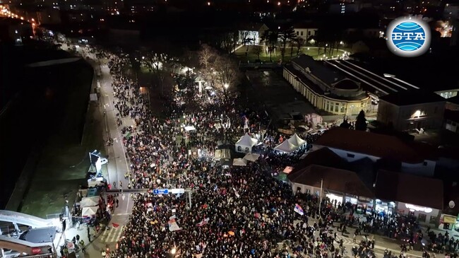 В Деня на сръбската държавност студентите пеят от часове по улиците на блокирания град Крагуевац