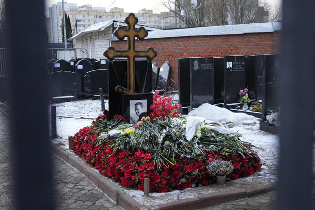 Шолц отдава почит на паметта на Навални и подчерта, че той е "загинал, защото се е борил за демокрация" в Русия
