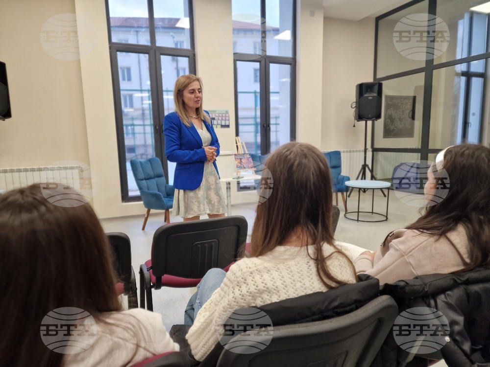 Пернишката авторка Боряна Кукушева представи първата си детска книга „Шапчица за сън“ от поредицата „Патилата по Коледа“