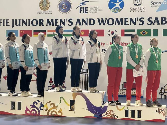 Българските сабльорки трети за Световната купа за девойки в Казахстан