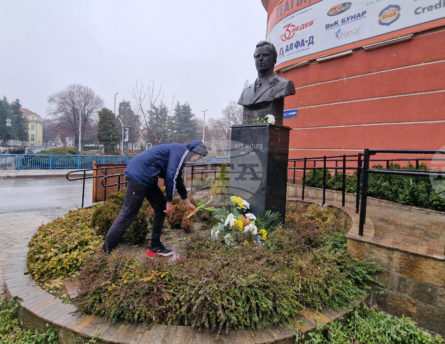 С поднасяне на цветя на паметника на проф. д-р Асен Златаров и разказ за живота и дейността му в Хасково почетоха 140 години от рождението му