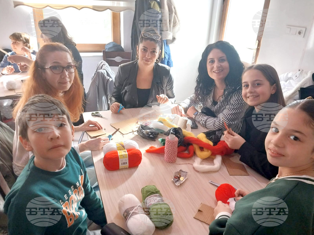 Учениците в Българското неделно училище “Отец Александър Чъкърък” в Одрин изработиха собственоръчно мартеници за Баба Марта