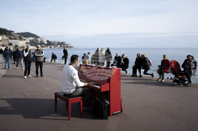 Френската икономика регистрира ръст от 0,2 на сто през четвъртото тримесечие и 0,9 на сто през 2025 г., сочат данните на Националния статистически институт