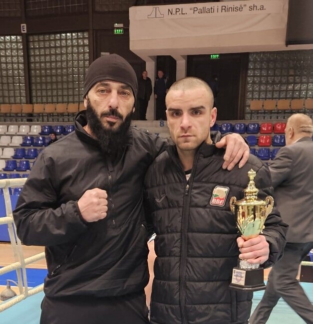 Латин Иванов със сребърно отличие и с индивидуална награда от турнир по бокс в Косово
