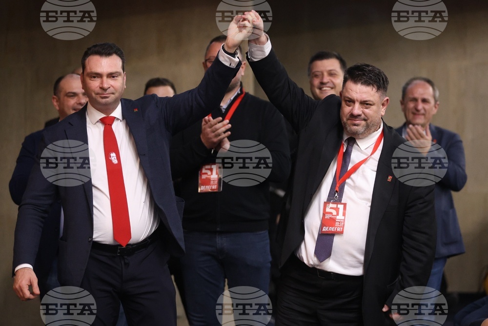 Делегати и претенденти за лидерския пост вече поздравяват Атанас Зафиров след балотажа за председател на БСП