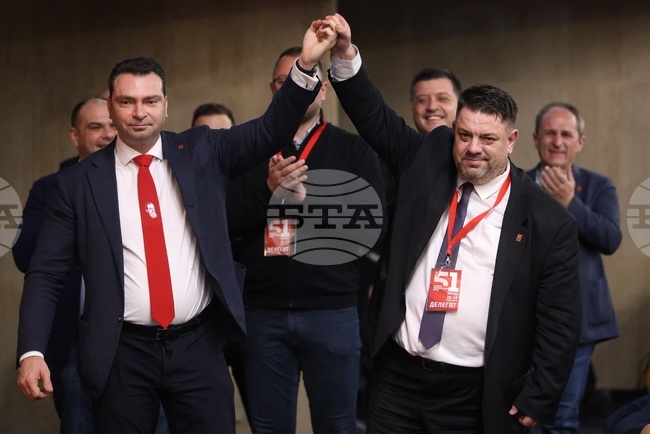 Делегати и претенденти за лидерския пост вече поздравяват Атанас Зафиров след балотажа за председател на БСП