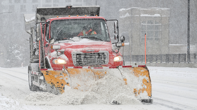 Заледен път блокира десетки автомобили и камиони на мост в германския град Хамбург