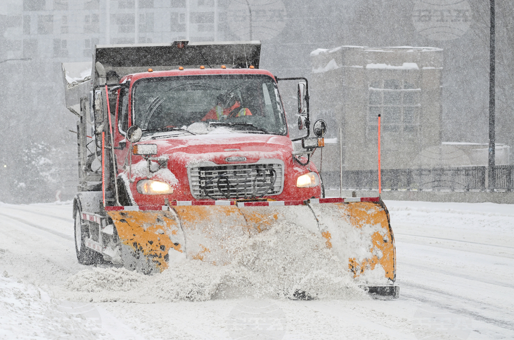 Заледен път блокира десетки автомобили и камиони на мост в германския град Хамбург