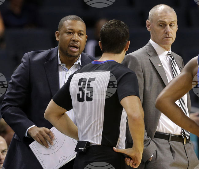 Треньор на Далас Маверикс бе обвинен във въоръжено нападение