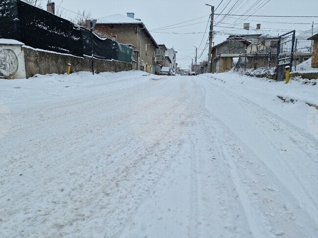 Пътната обстановка в област Разград е усложнена, съобщиха от Областното пътно управление 