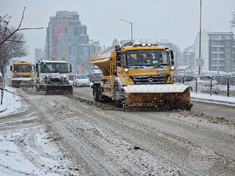 Nearly 500 Snowploughs Clearing National Roads, Anti-Icing Measures Underway