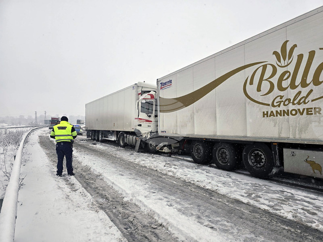 Обилен сняг вали в област Монтана, пътищата са проходими, но движението е затруднено