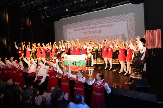 Фолклорна танцова формация „Веселяци“ в Лондон сподели видео от края на танцовия сезон