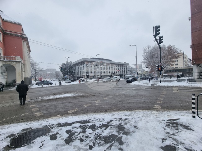 В област Плевен са настъпили пътни инциденти поради усложнената зимна обстановка