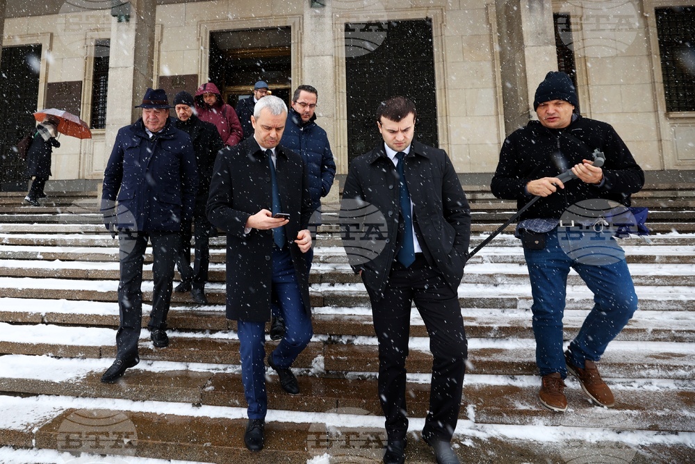 Лидерът на „Възраждане“ Костадин Костадинов влезе във фоайето на БНБ с искане за среща с управителя на централната банка