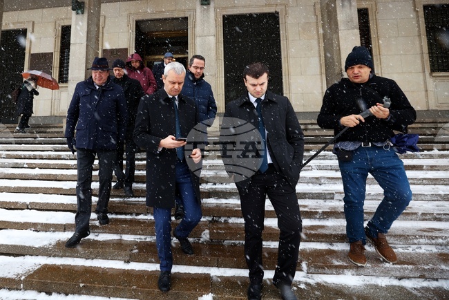 Лидерът на „Възраждане“ Костадин Костадинов влезе във фоайето на БНБ с искане за среща с управителя на централната банка