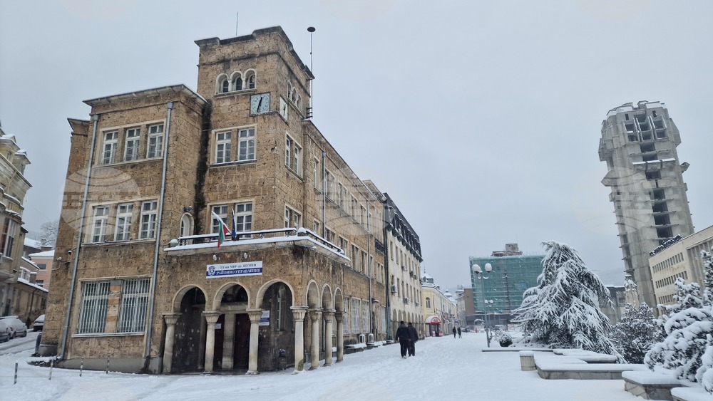 Пожар в Шумен унищожи домашно имущество, електрическа инсталация, дограма и гредоред, трима души бяха евакуирани