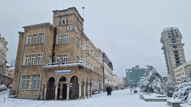 Пожар в Шумен унищожи домашно имущество, електрическа инсталация, дограма и гредоред, трима души бяха евакуирани