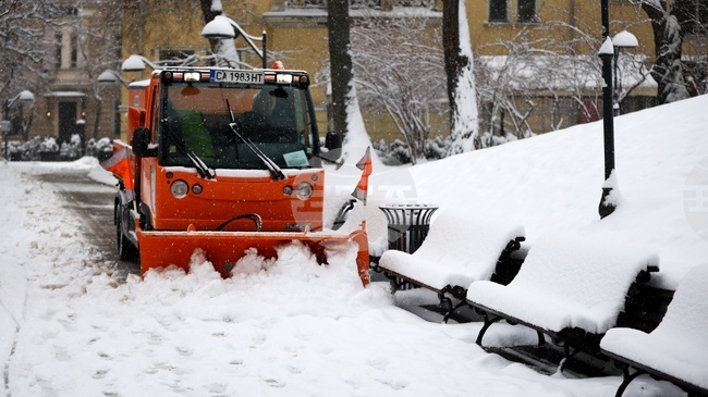 Общо 75 снегорина обработват софийските улици заради интензивния снеговалеж, продължава почистването на пътищата към Витоша 