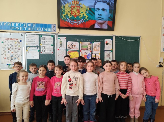 Учениците в Твърдица, Молдова, отбелязаха живота и делото на Васил Левски с тематични прояви и инициативи