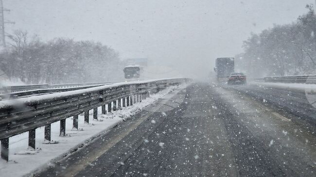 Шофьорите да тръгват с оборудвани за зимни условия автомобили днес и през следващите дни поради снеговалежи, предупреждават от АПИ