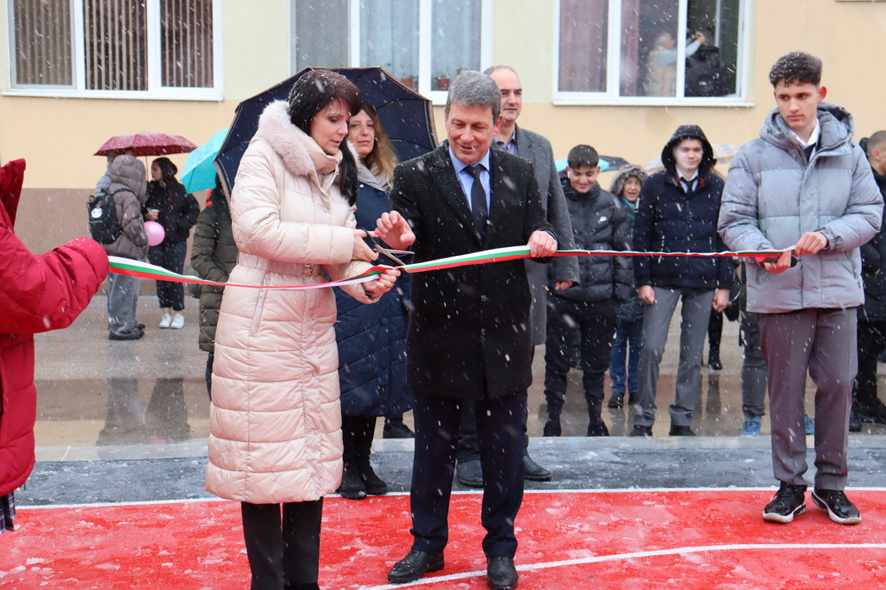 Нови спортни площадки за баскетбол и тенис на маса откриха в Хасковската езикова гимназия по програма на МОН 