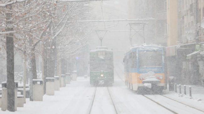Градският транспорт в София се движи при зимни условия, в готовност за работа са 166 снегорина