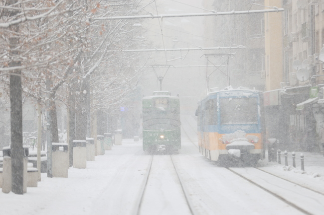 Градският транспорт в София се движи при зимни условия, в готовност за работа са 166 снегорина