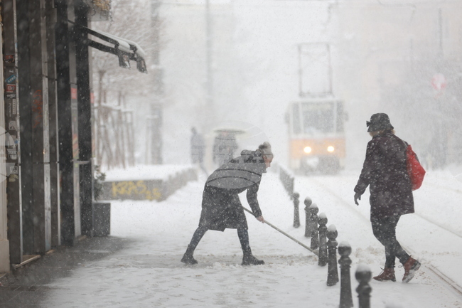 Зима - снеговалеж - почистване - градски транспорт