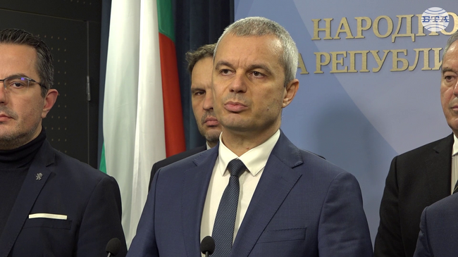 Лидерът на „Възраждане“ Костадин Костадинов влезе във фоайето на БНБ с искане за среща с управителя на централната банка