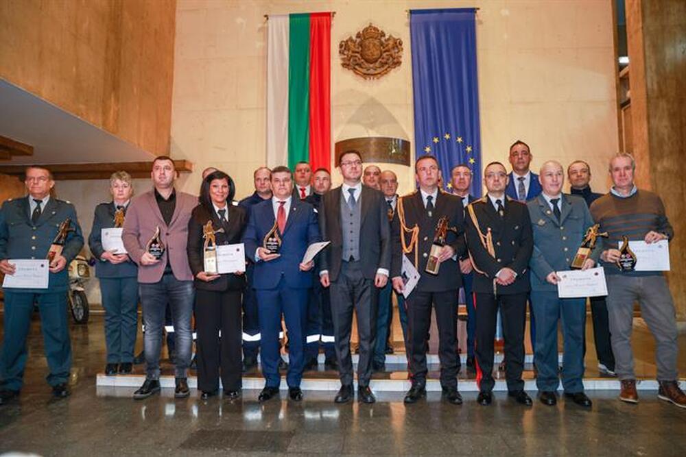 Министър Митов: Пазете честта на професията и винаги бъдете пример за себеотрицание, доблест и онова чудо, което спасява човешки животи