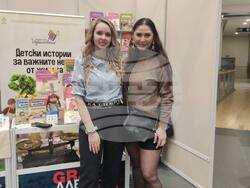 Представител на училище „Д-р Петър Берон“ в Рединг посети зимната „Алея на книгата” във Варна