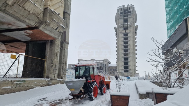 Увеличава се капацитетът на почистващата техника във връзка с продължаващия снеговалеж, съобщиха от Община Шумен