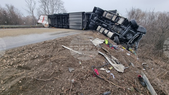 Шофьор е загинал при пътен инцидент със самозапалил се товарен автомобил до хасковското село Горно Войводино