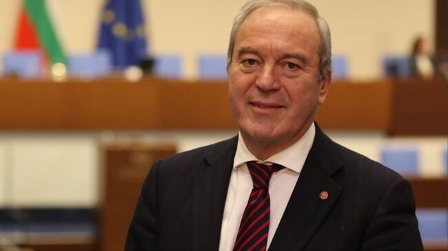 Виктор Папазов: В Конституцията изрично е записано, че сме парламентарна, а не банкова република