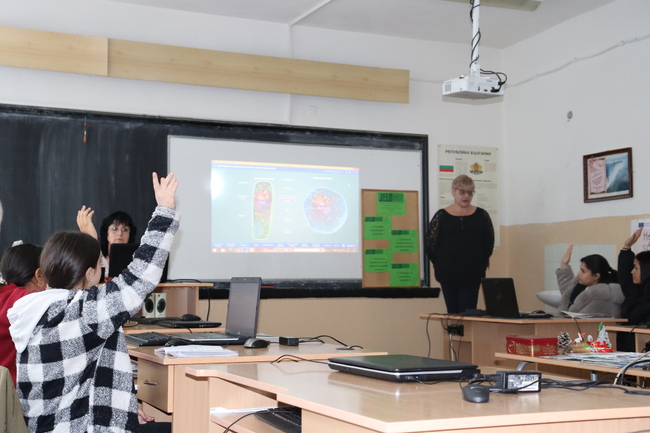 Гимназисти от Антоново обединиха в STEM урок знания по биология и информационни технологии